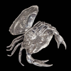 Plat à caviar en forme de crabe par Piero Figura